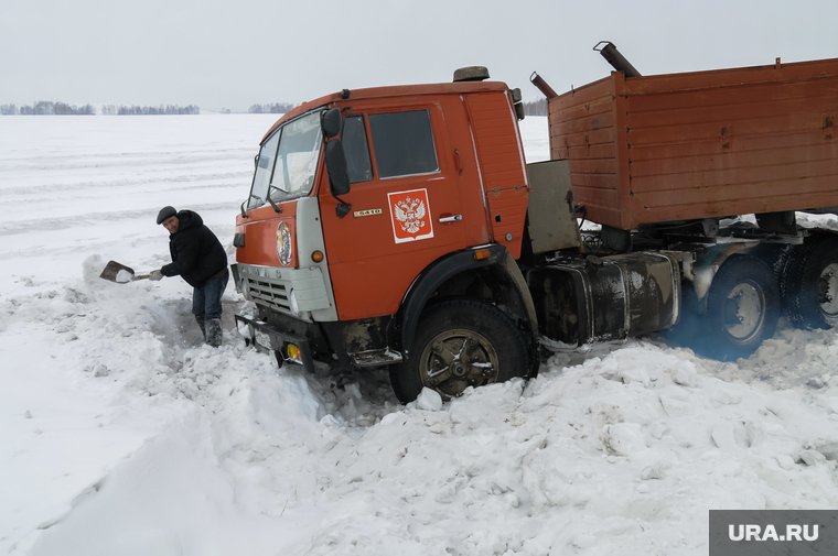 ДТП на трассе зимой. Челябинск, сугроб, снег, камаз, зима, дтп, метель, трасса, авария, кювет, зимняя дорога, гололед