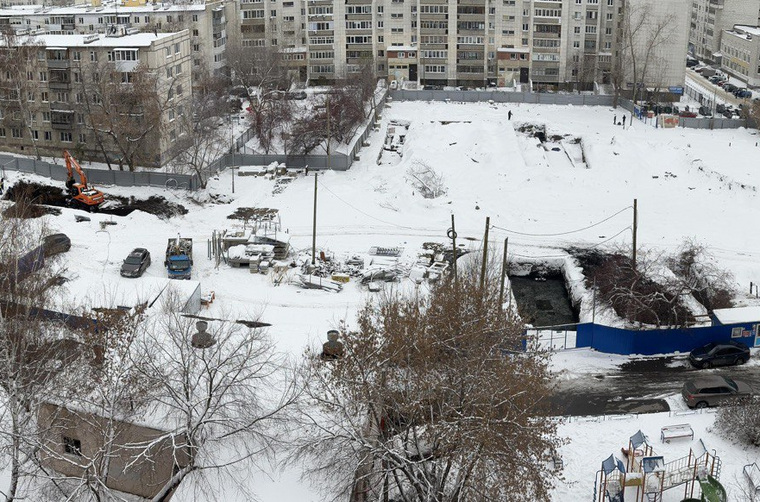 Участок уже огорожен забором, хотя мэрия разрешения на стройку не выдавала