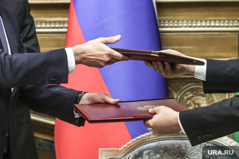 Михаил Мишустин в Душанбе. Душанбе, документ, депутат, политик, чиновник, правительство, переговоры, российский флаг, обмен, подписание, власть, сделка, соглашение, бизнес, папка, флаг россии, снг, договор, губернатор