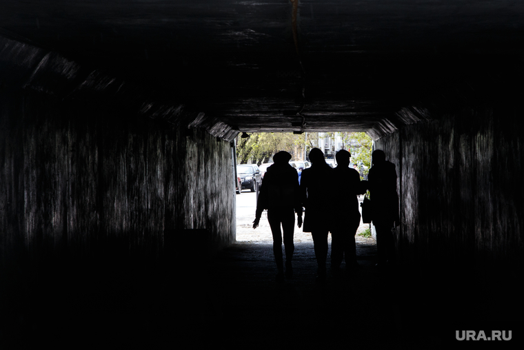 Экскурсия с Еленой Прислоновой. Екатеринбург, люди, туннель, тоннель, свет в конце, силуэты