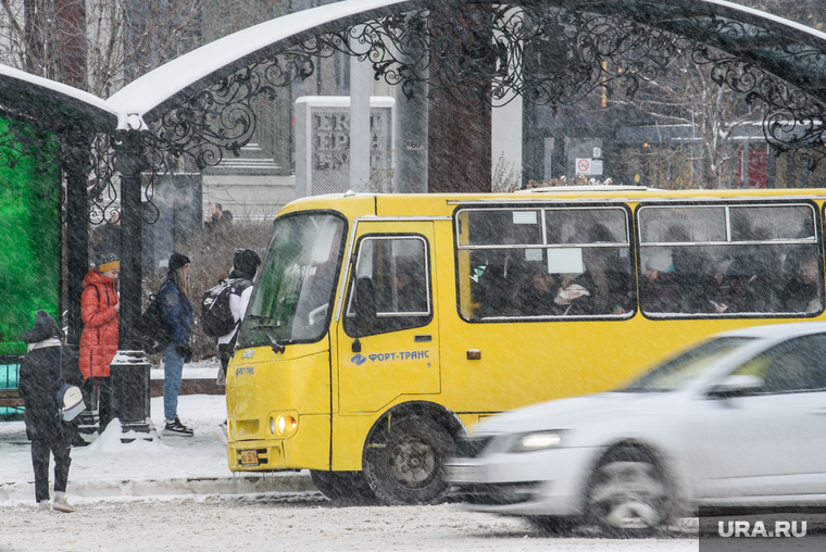 Снегопад в Екатеринбурге. Екатеринбург, автобус, общественный транспорт, ожидание автобуса