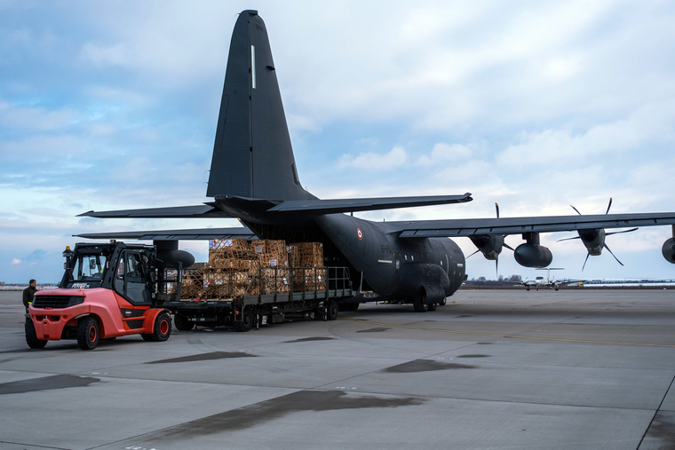 Нато.вооружение. техника. stock, оружие, нато, груз, самолет, nato, переброска, stock, военная помощь
