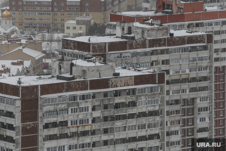 Ветреная погода в Екатеринбурге. Екатеринбург , многоэтажка, академический район, ипотека, жилые дома, город, вторичное жилье, вторичка