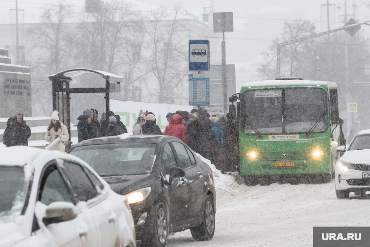 Снегопад в Екатеринбурге. Екатеринбург, снег, непогода, автобус, общественный транспорт, пассажиры, снегопад