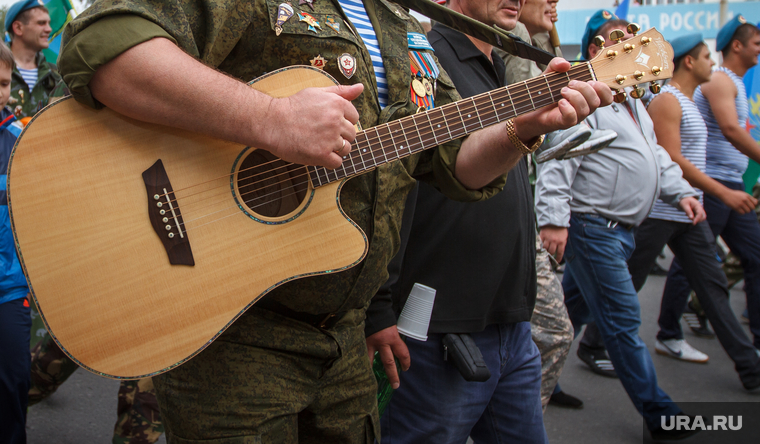 День ВДВ. Екатеринбург
, десантники, гитара, марш, голубые береты, шествие, день вдв