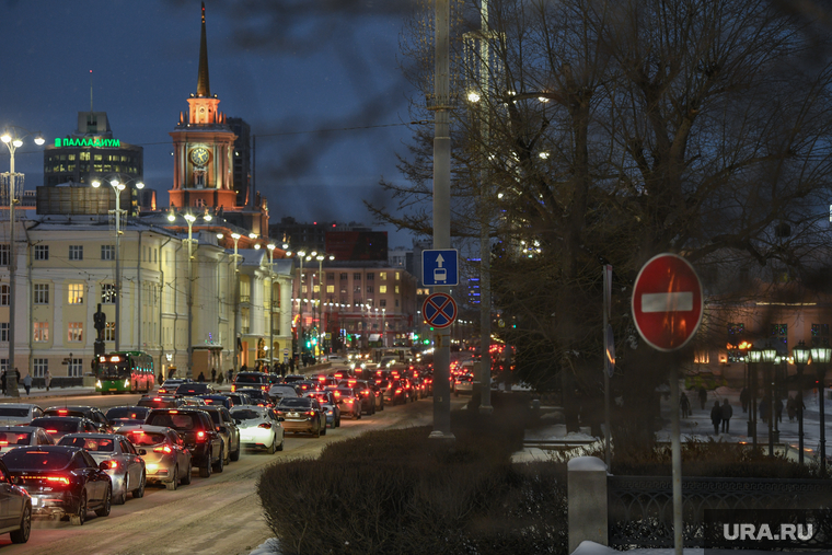 Ветреная погода в Екатеринбурге. Екатеринбург , автомобильная пробка, проспект ленина, плотинка