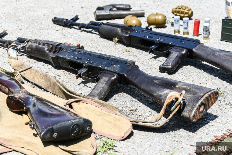 Схрон с оружием на окраине Херсона. Украина, Херсонская область, автомат, оружие, автоматы, боевое оружие