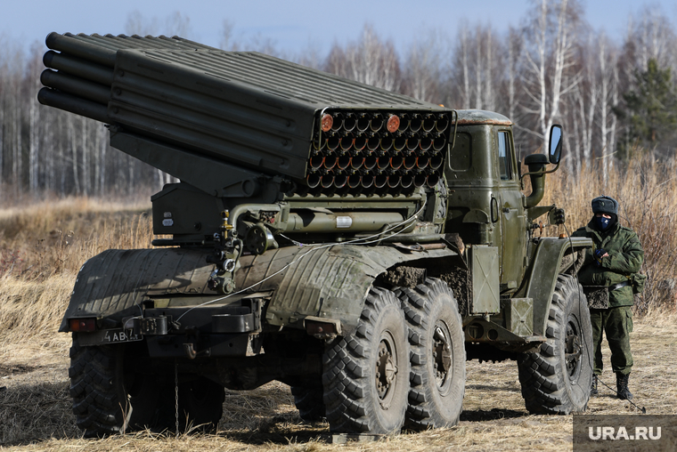 Тренировочные стрельбы мобилизованных с Центрального военного округа на полигоне Еланский. Свердловская область, военная техника, рсзо град, реактивная система залпового огня