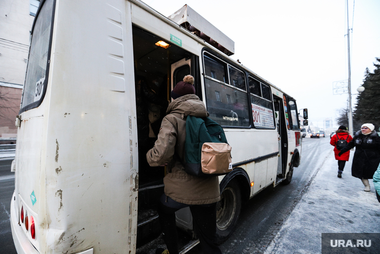 Мосгортранс. Курган, зима, пассажир, подросток, автобус, автбусная остановка