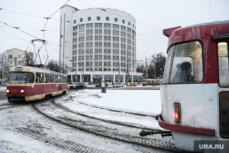 Снег в городе. Екатеринбург , гостиница исеть, конструктивизм, общественный транспорт, город екатеринбург, трамвай