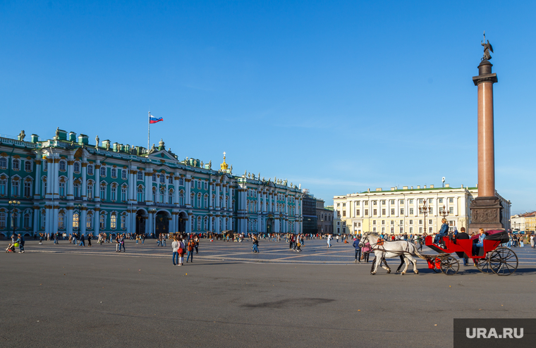 Санкт-Петербург, эрмитаж, дворцовая площадь, александрийская колонна, зимний дворец, карета, санкт-петербург, туристы, туризм
