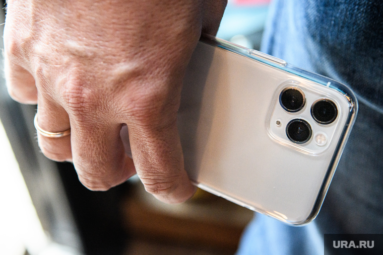 iPhone 11. Екатеринбург, телефон, смартфон, айфон, iphone, телефон в руке, айфон11, iphone11, айфон 11