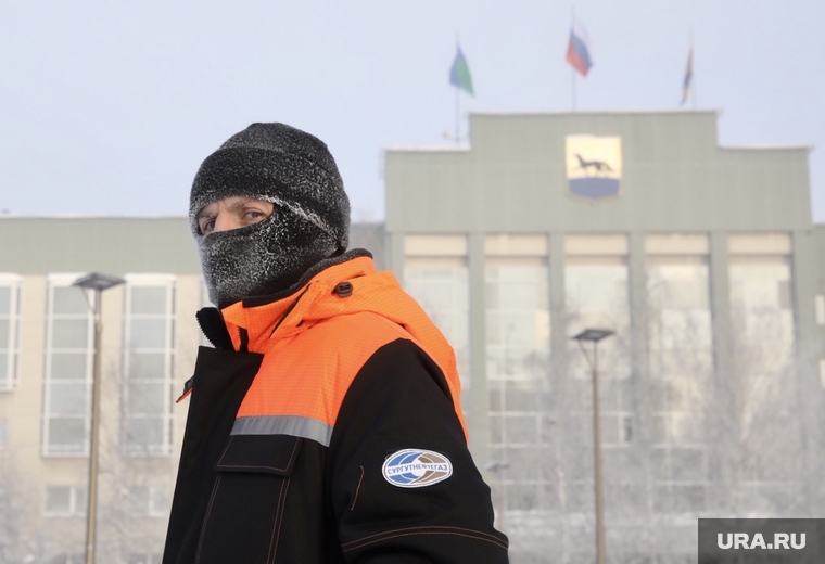 Митинг сторонников Алексея Навального. Сургут, нефтяник, человек в маске, рабочий, сургутнефтегаз