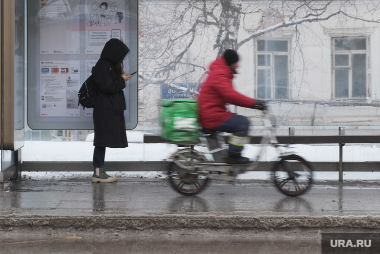 Повседневная жизнь. Москва, девушка, доставка, остановка, курьер, еда, доставщик