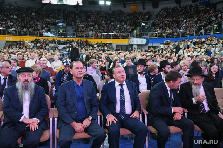 Берл Лазар — справа