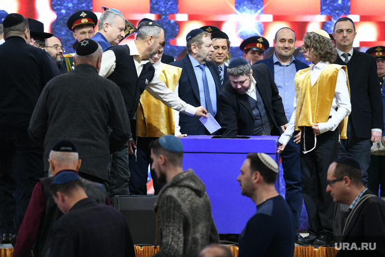 Свои духовные обязательства в коробку для Лазара положили 60 человек (каждого назвали по фамилии)