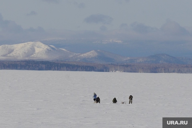 Клипарт. Челябинск, лед на реке, зима, рыбаки, зимняя рыбалка, горы зимой