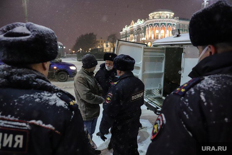 Антивоенный митинг на площади Труда. Екатеринбург, автозак, митинг, протест, задержание, задержание на митинге