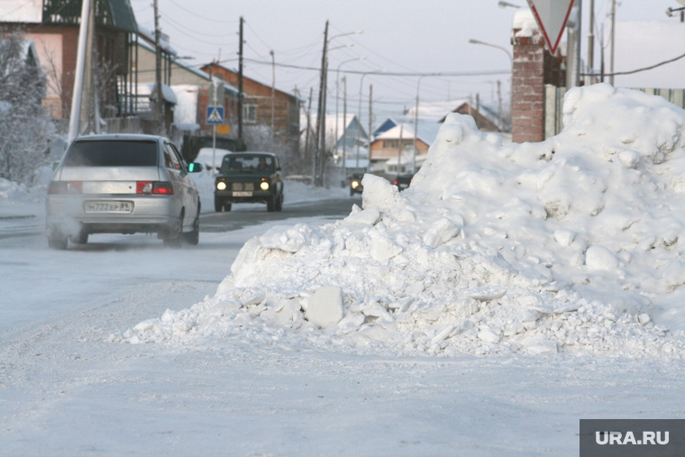 Снег в городе, Салехард, сугроб на дороге