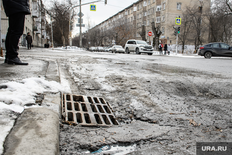 Разбитые дороги. Екатеринбург, ливневая канализация, дорога, яма на дороге, перекресток бажова шарташская, качество дорог, решетка слива