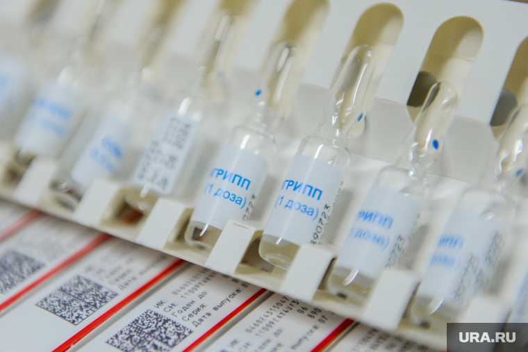 Поступление новой партии вакцины от гриппа двух наименований "Ультрикс Квадри" и "Совигрипп". Челябинск, минздрав, лекарства, медицина, прививка от гриппа, вакцина от гриппа, совигрипп, областной аптечный склад
