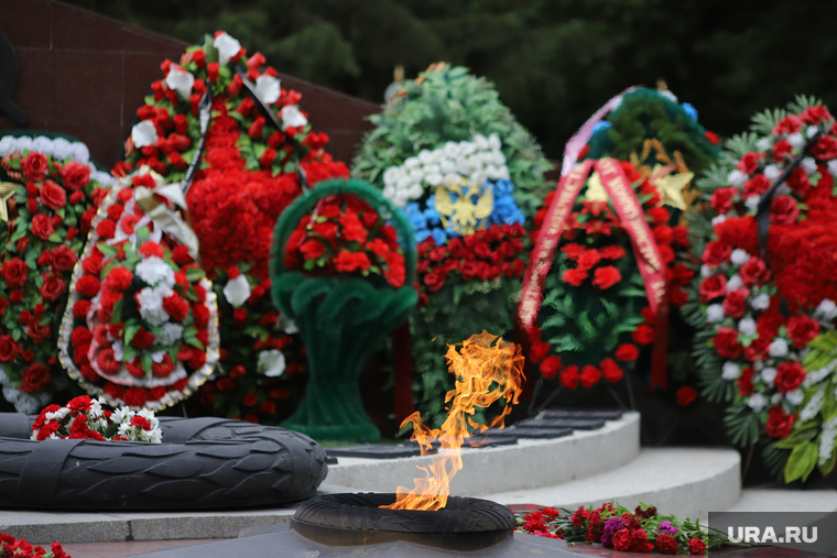 Возложение цветов к мемориалу Вечного Огня в день памяти и скорби, в день начала ВОВ. Курган, венок, венки, память воинам, вечный огонь, памятник, мемориал