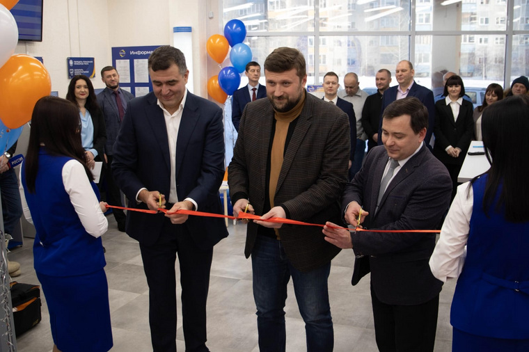 Максим Ромашев (слева) отметил, что офис отвечает всем современным требованиям