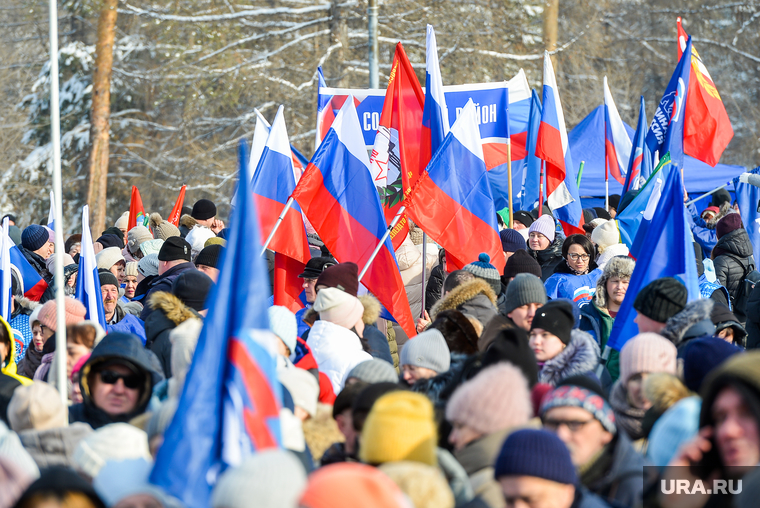 Митинг-концерте «Слава защитникам Отечества». Челябинск , своих не бросаем, люди, народ, зрители, митинг концерт, толпа