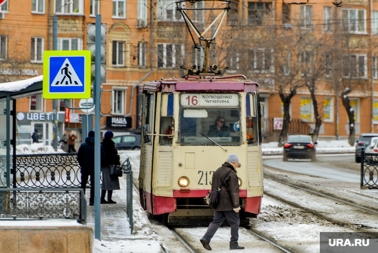Оттепель в городе. Челябинск, пешеход, переход, оттепель, остановка общественного транспорта, потепление, трамвай, климат