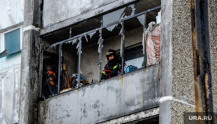 Последствия взрыва кислородной станции в госпитале на базе ГКБ№2. Челябинск, мчс, пожар, балкон, огонь, выбитые окна, стекла, жилой дом после взрыва