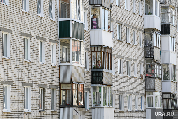 Визит Евгения Куйвашева в Нижнюю Туру, жилой дом, балконы, вторичное жилье