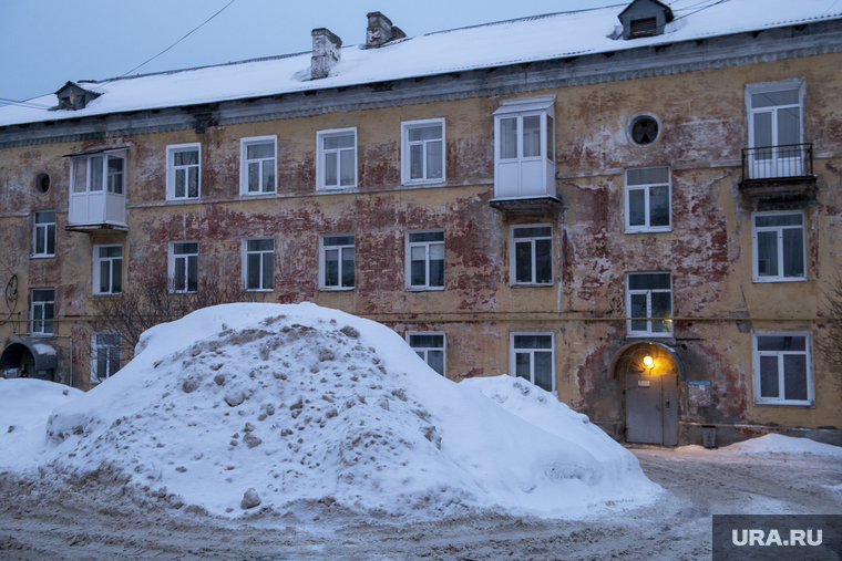 Зимние виды города. Соликамск, сугробы в городе, трехэтажка
