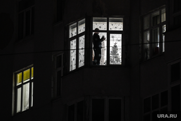 Новогодняя иллюминация на улицах города. Екатеринбург, жилой дом, новогодняя елка, новый год, новогоднее настроение, украшение к новому году