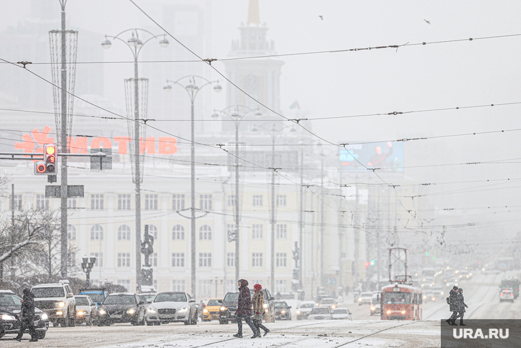 Виды города. Екатеринбург, снег, зима, метель, снегопад