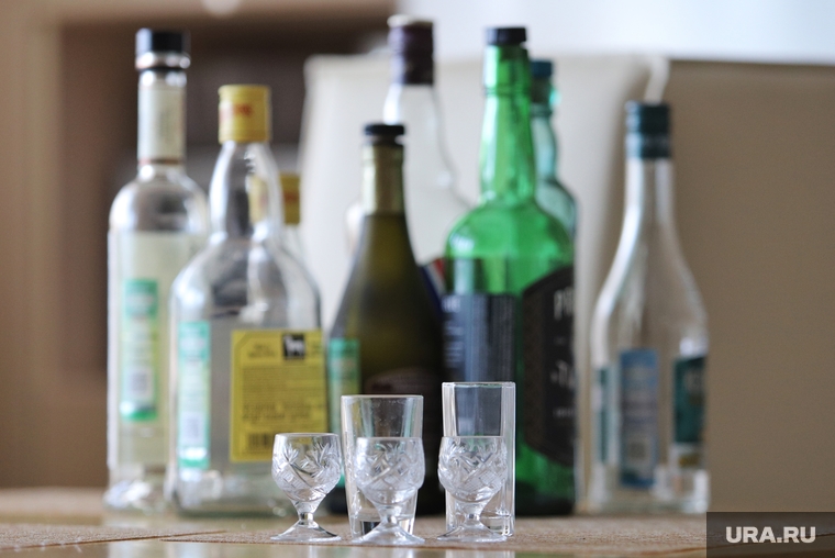 Алкоголь. Курган, алкоголизм, виски, алкоголь, бутылки, стеклотара, вино, суррогатный алкоголь
