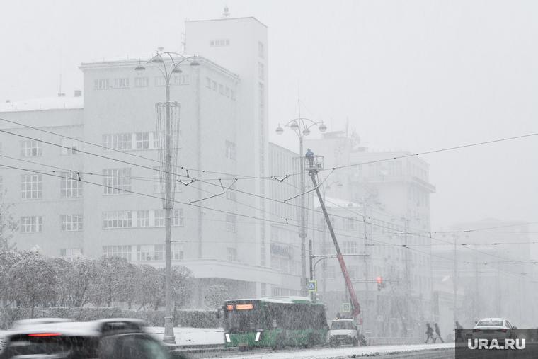 Снег в городе. Екатеринбург, главпочтамт, город екатеринбург, снегопад, проспект ленина, падает снег