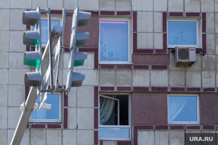 Городские зарисовки. Екатеринбург, светофор, проезжая часть, открытое окно