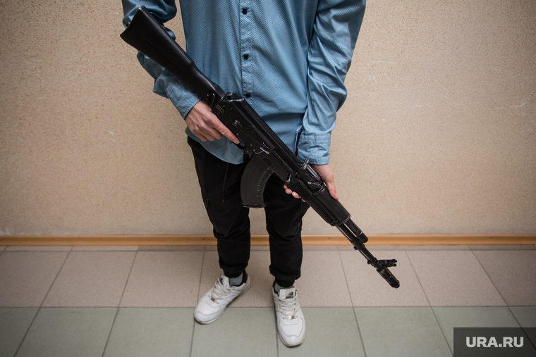 Клипарт. Сургут, автомат, оружие, стрелок, детская преступность, подросток с оружием, школьник с автоматом