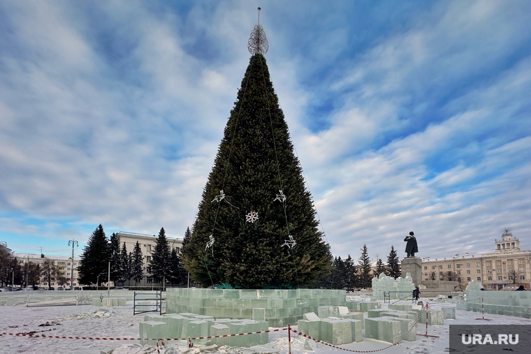 Городская елка в Кургане начала обрастать ледяным ограждением