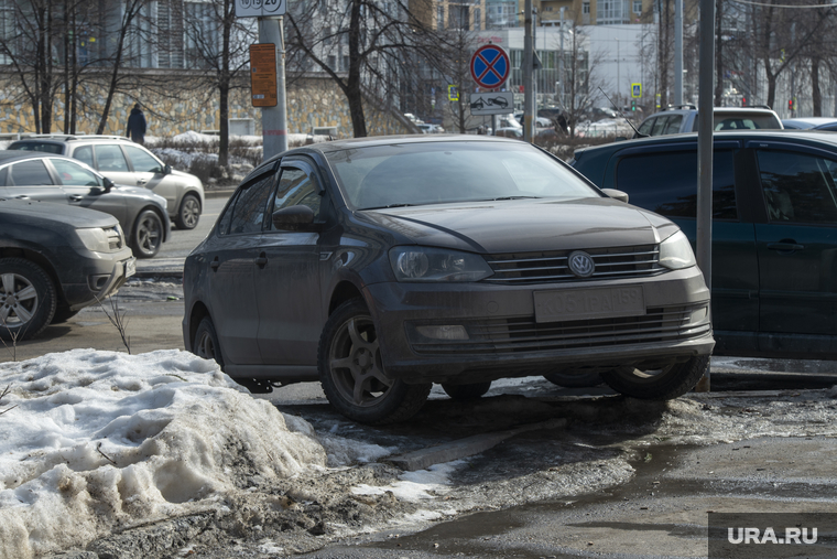 Повседневная жизнь. Пермь, автомобиль, парковка на тротуаре, парковка