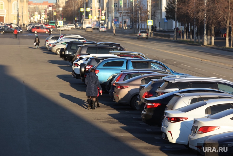 Город. Курган, улица ленина, площадь ленина, машины, улица гоголя, автомобили, парковка