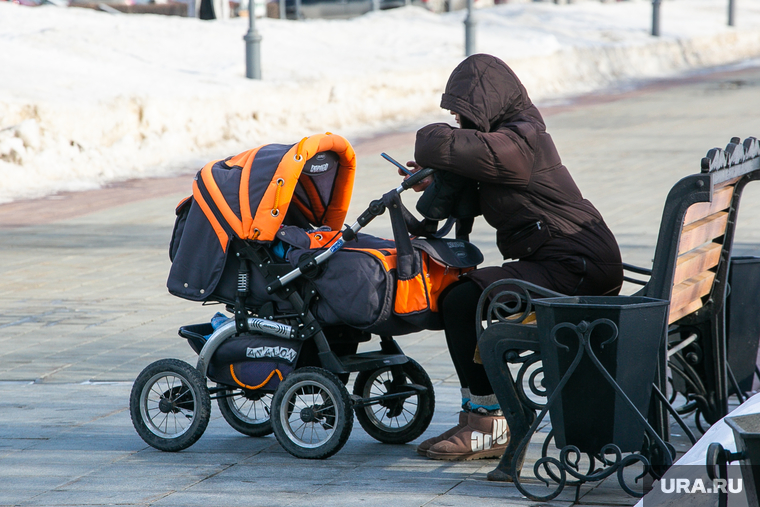 Виды города. Весна. Тюмень, ребенок, мама, женщина с коляской, мама с коляской, родитель