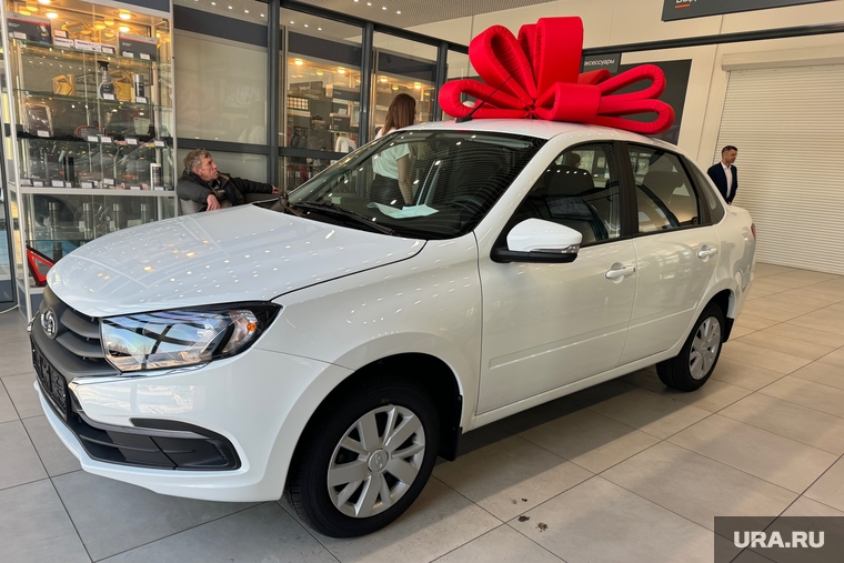 Пострадавшим на производстве вручили автомобили Lada Granta