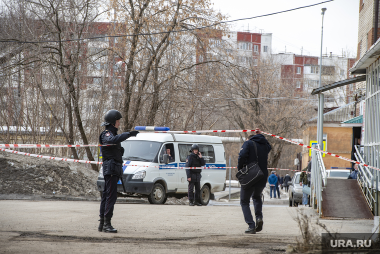 Проверка ложного минирования ул.Бригадирская 8. Пермь, происшествие, дежурная часть, ппс, полиция, лента ограждения, 02, 112, оцепление чп