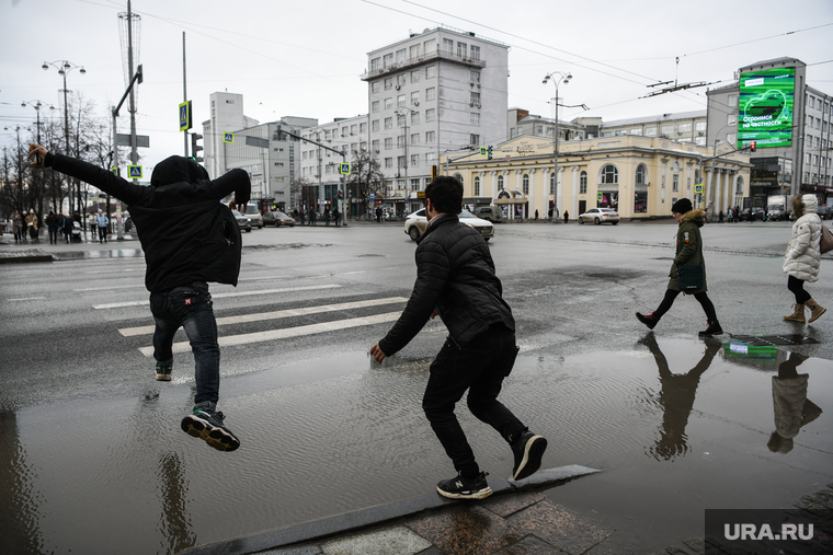 Виды Екатеринбурга, весенняя распутица, пешеходный переход, лужа, зебра, подростки, грязь в городе, оттепель, перекресток карла либкнехта ленина, весна в городе, весенние лужи