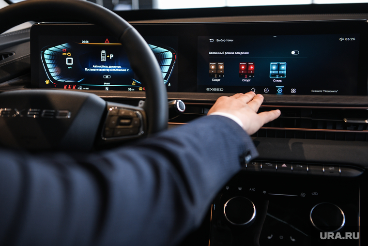 Автосалон EXEED. Екатеринбург, приборная панель, руль, кроссовер