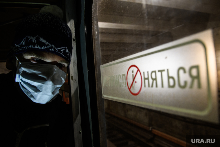 Дезинфекция в екатеринбургском метрополитене против распространения эпидемии коронавируса COVID-19. Екатеринбург, метрополитен, техника безопасности, эпидемия, грипп, орви, медицинская маска, метро, не прислоняться, маска защитная