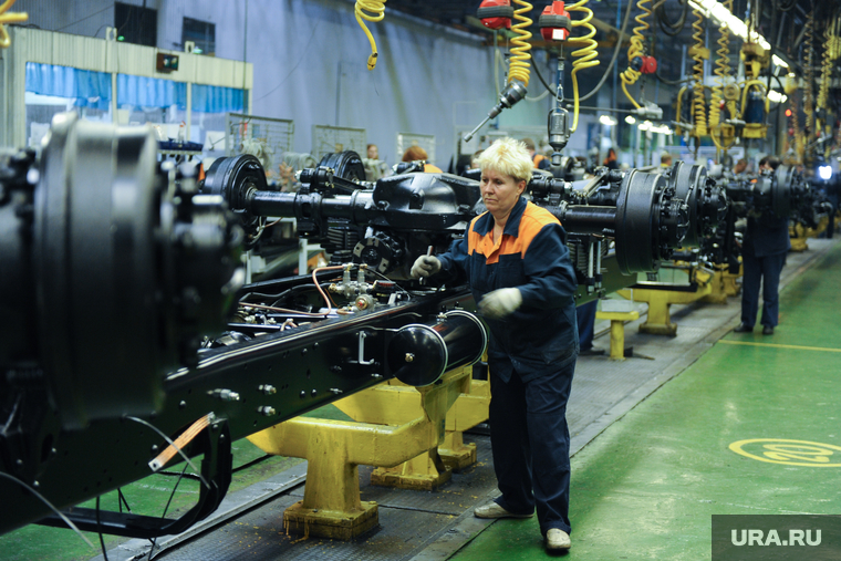 Сборочный конвейер на автозаводе УралАЗ. Группа ГАЗ. ОАО Автомобильный завод Урал. Миасс Челябинской области, уралаз, автопром, группа газ, женщина на производстве