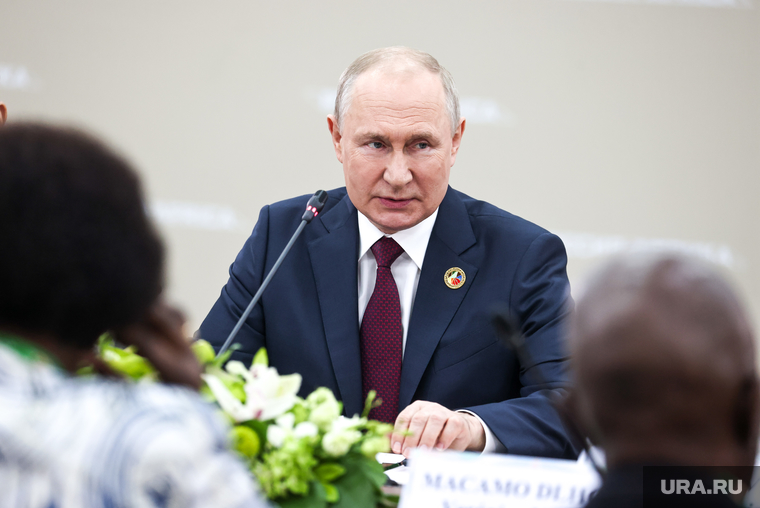 Двусторонние встречи президента России Владимира Путина с президентом Мозамбика Филипе Жасинту Ньюси. Санкт-Петербург, путин владимир