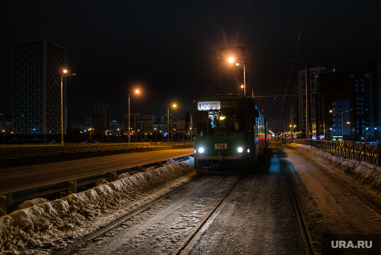 Первый трамвай в Академическом районе. Екатеринбург, академический район, ночь, трамвай
